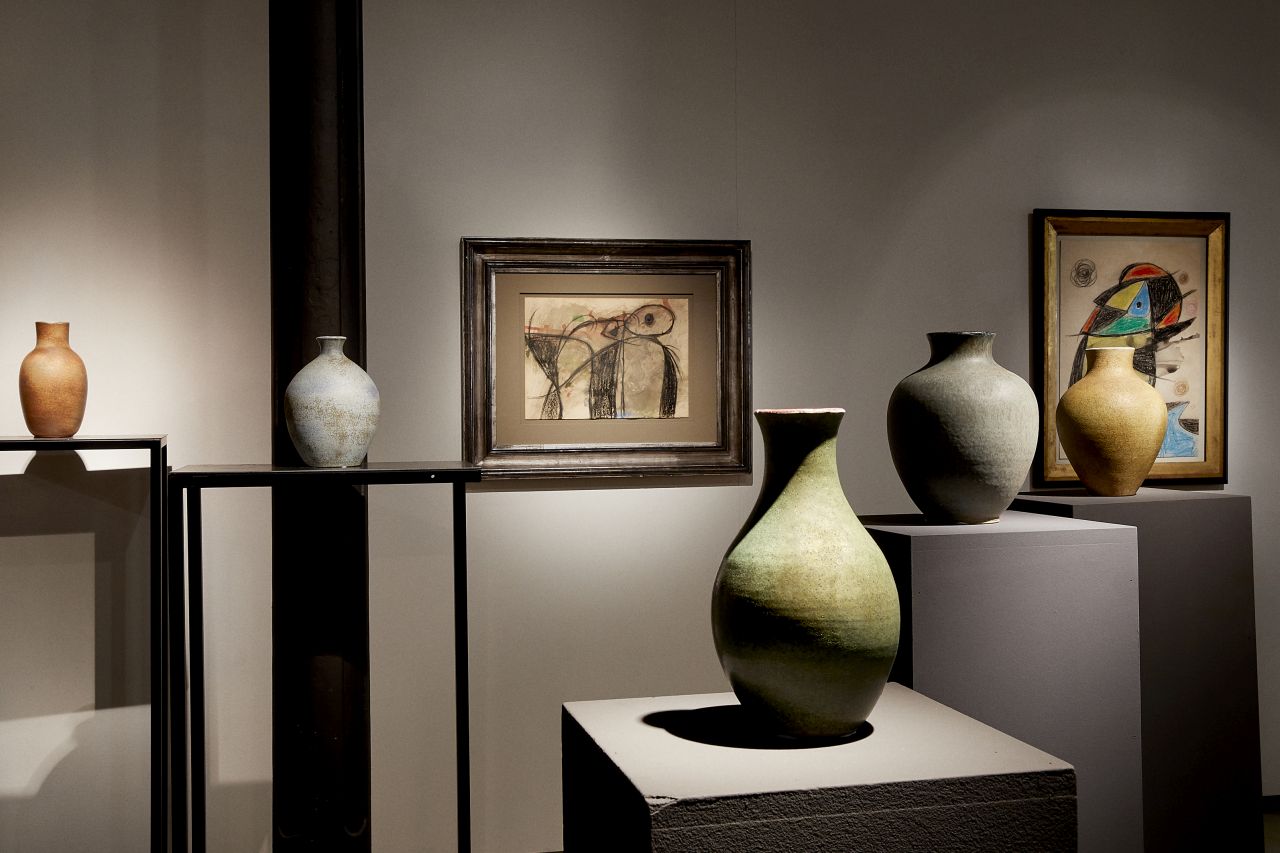 Piezas de Artigas y Miró en la galería Artur Ramon